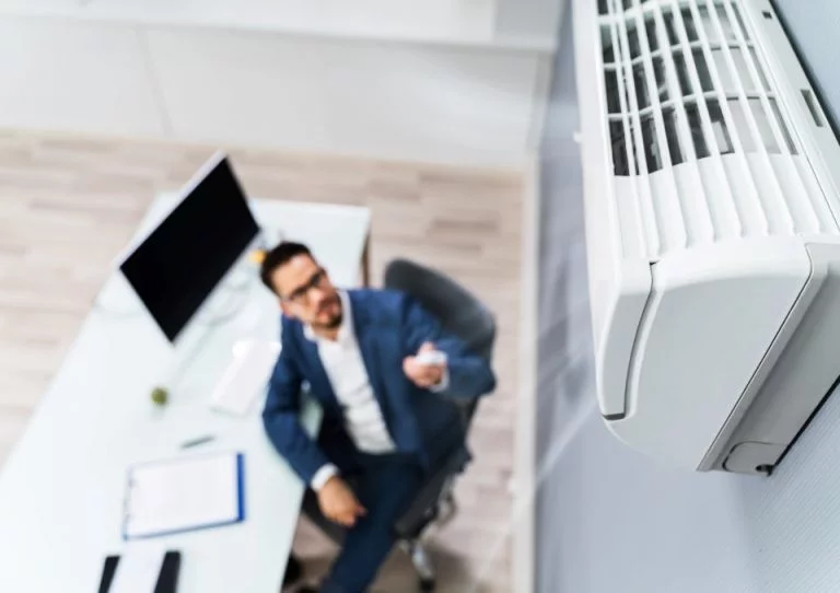 Klimatyzacja w biurze – dlaczego warto w nią zainwestować?