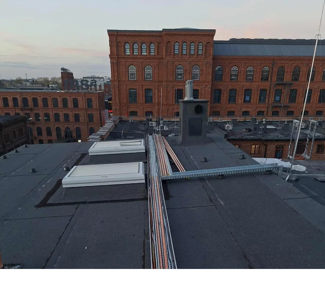 Klimatyzacja Łódź - Orurowanie miedziane na dachu do klimatyzatorów w obiekcie przemysłowym