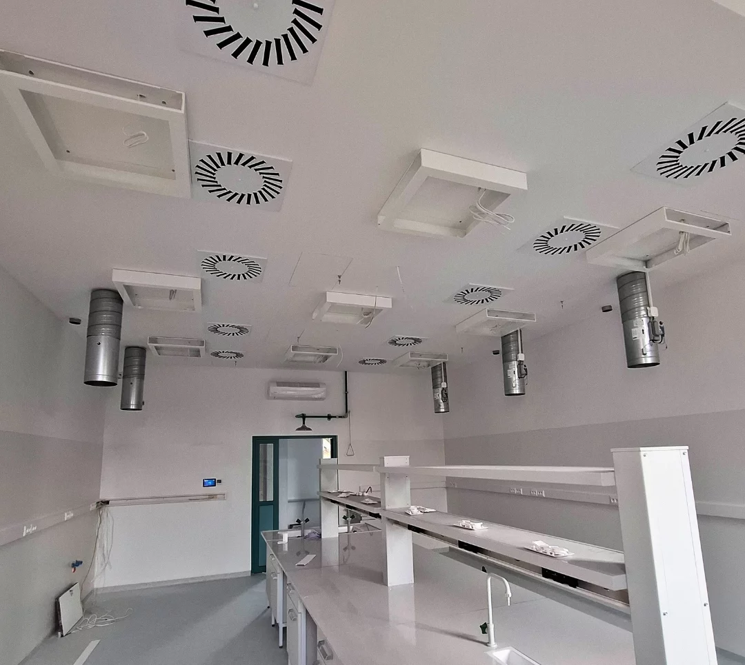 Układ wentylacji obejmujący odciągi miejscowe znad digestoriów na Wydziale Chemii UŁ