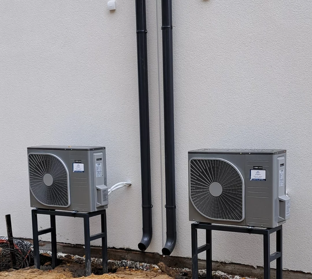 Pompa ciepła Łódź - Jednostka zewnętrzna pompy ciepła zamontowana na zewnątrz domu