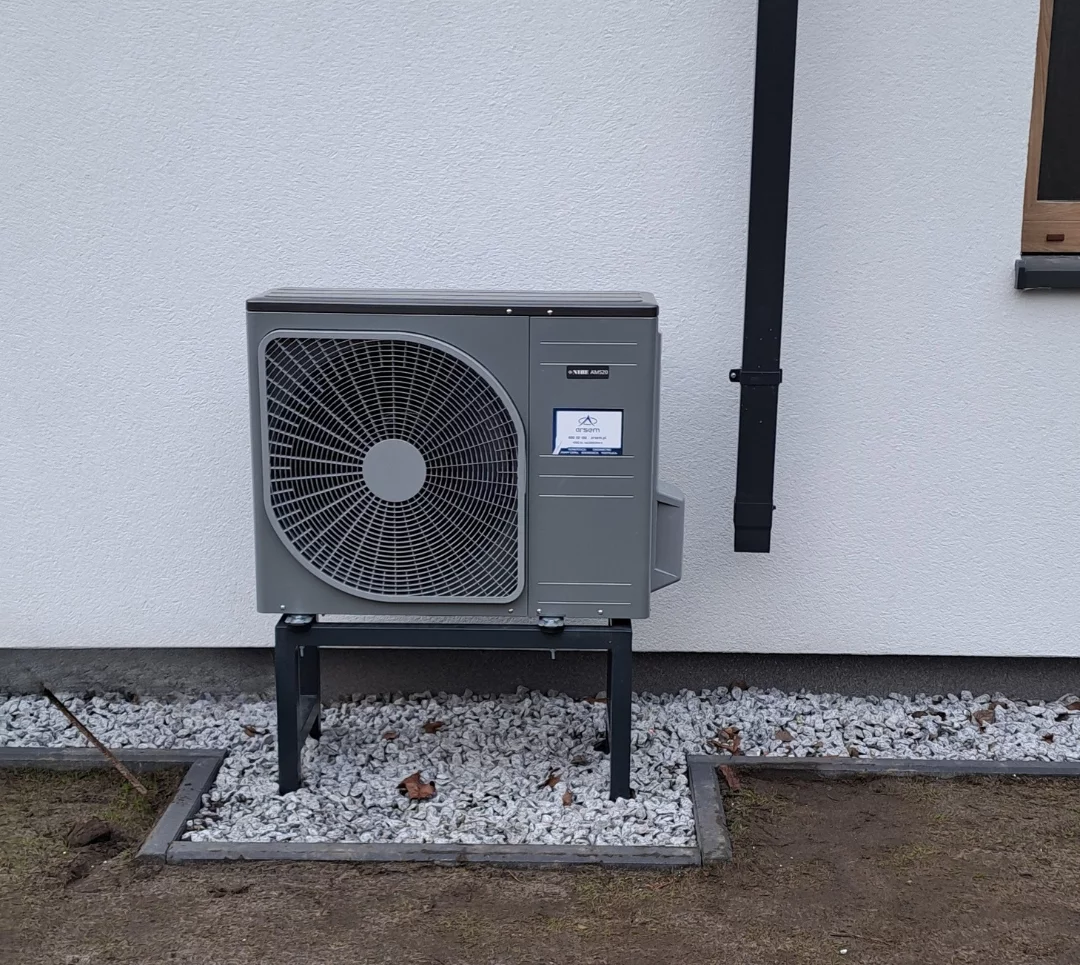 Montaż pompy ciepła NIBE w nowoczesnym domu w woj. łódzkim