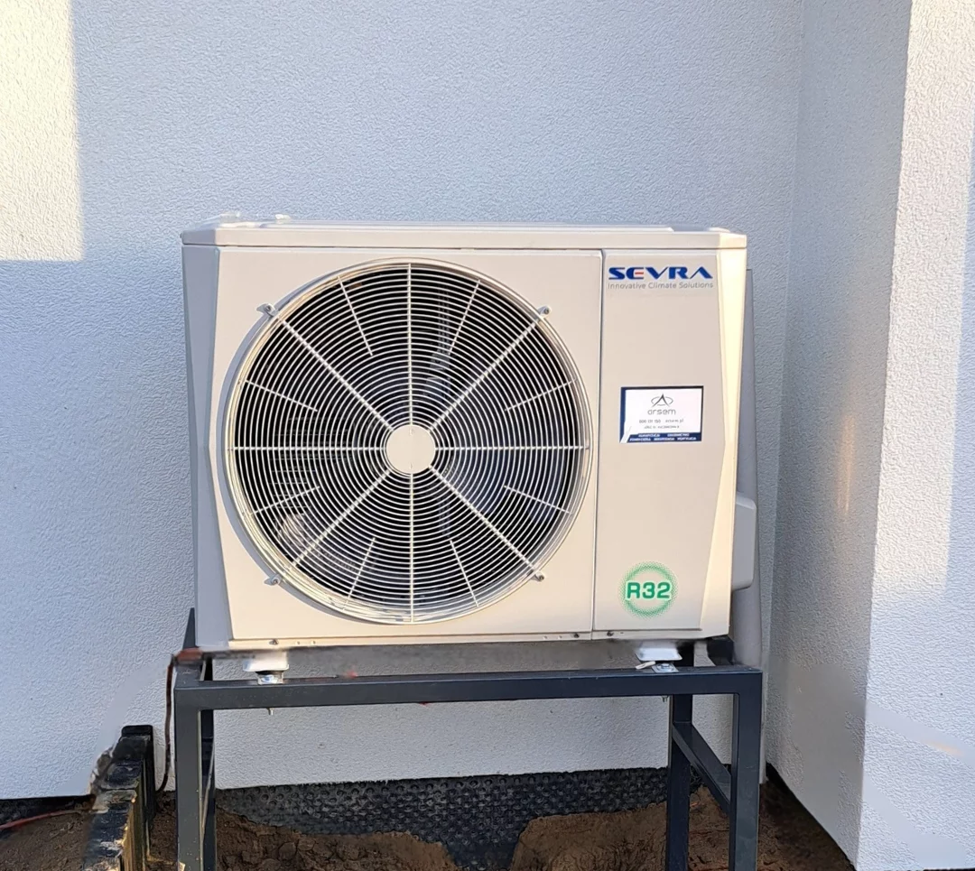 Pompa ciepła SEVRA zamontowana w domu jednordzinnym w Rąbieniu