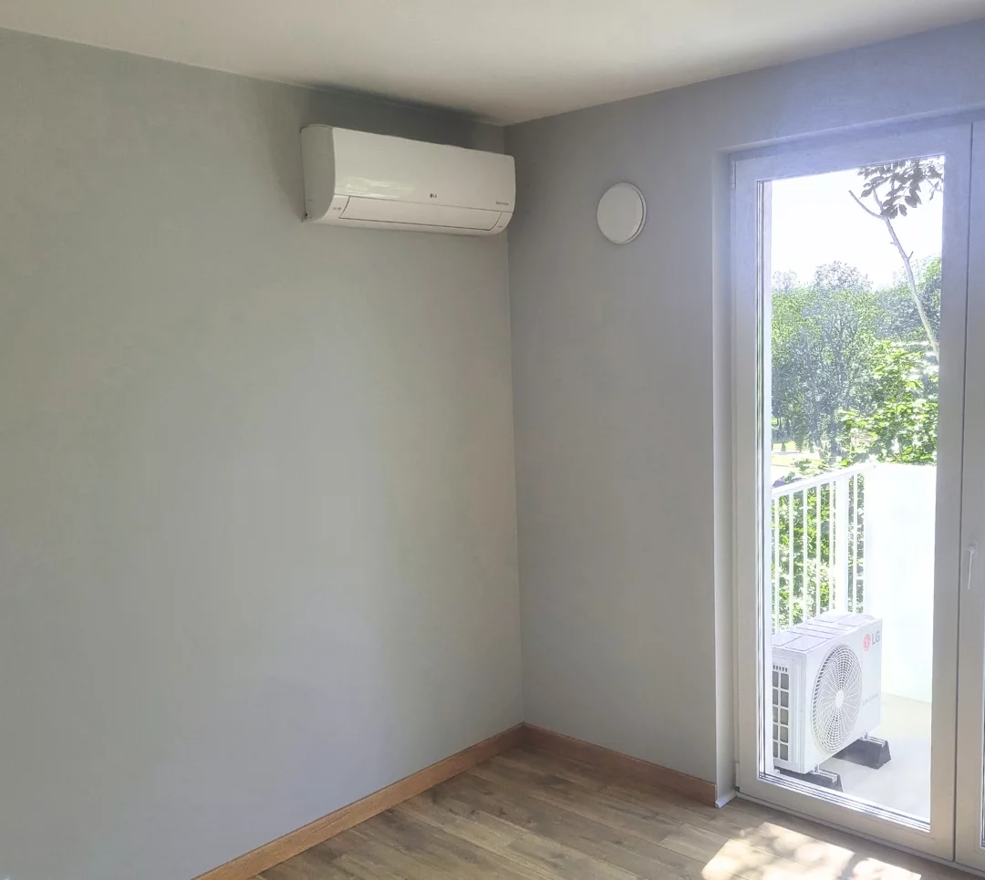 Klimatyzacja Łódź - Klimatyzator LG zamontowany w pomieszczeniu