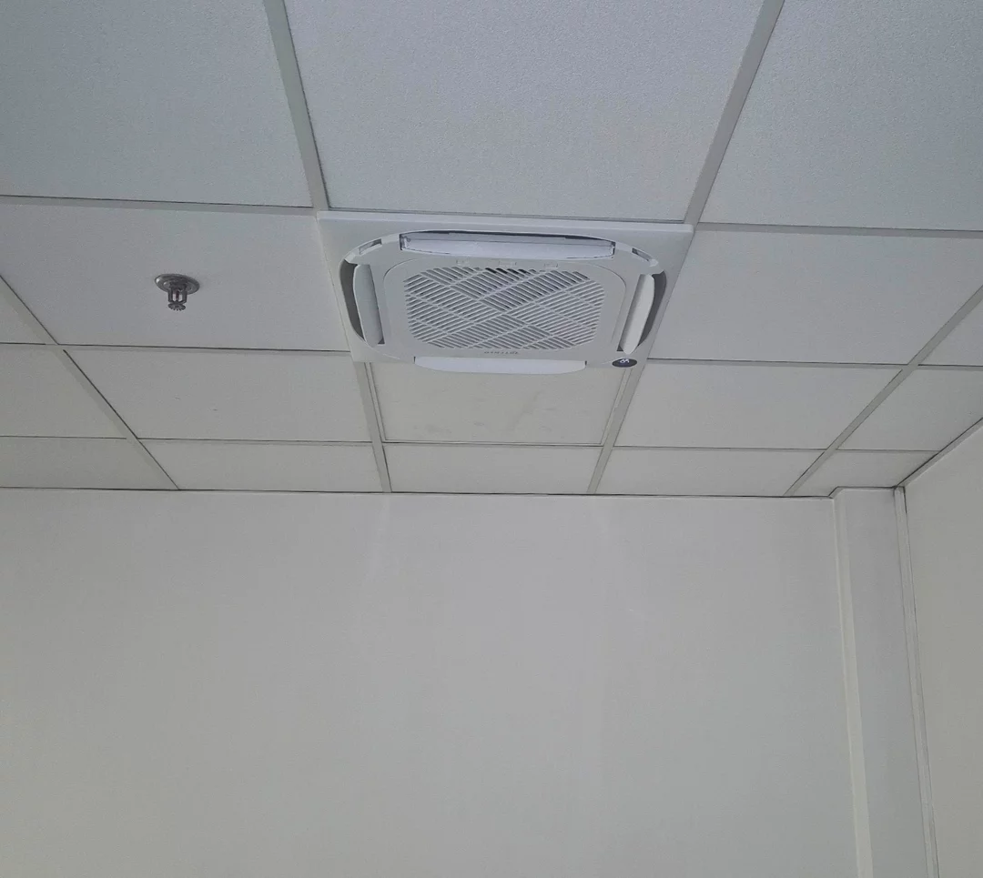 Montaż klimatyzacji kasetonowej w pomieszczeniu biurowym jednej z największej sieci sklepów spożywczych